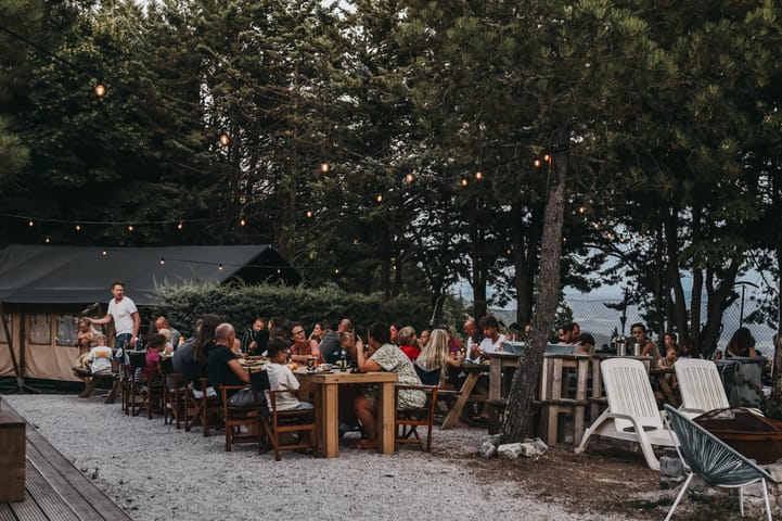 A tavola insieme in campeggio