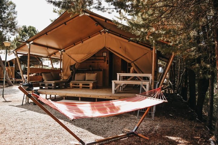Amaca davanti a una tenda safari