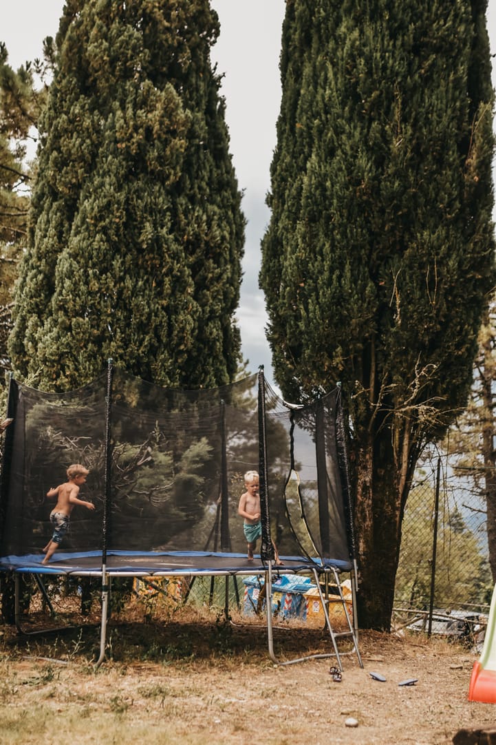 Trampolino tra i cipressi