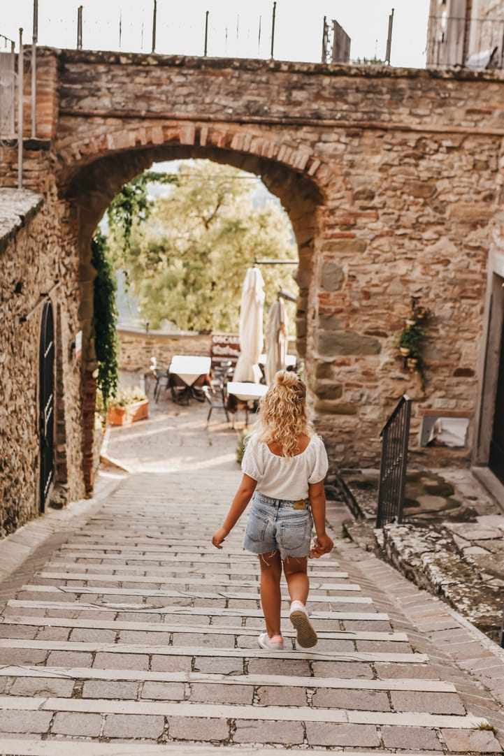 Passeggiata sotto la porta in pietra del borgo