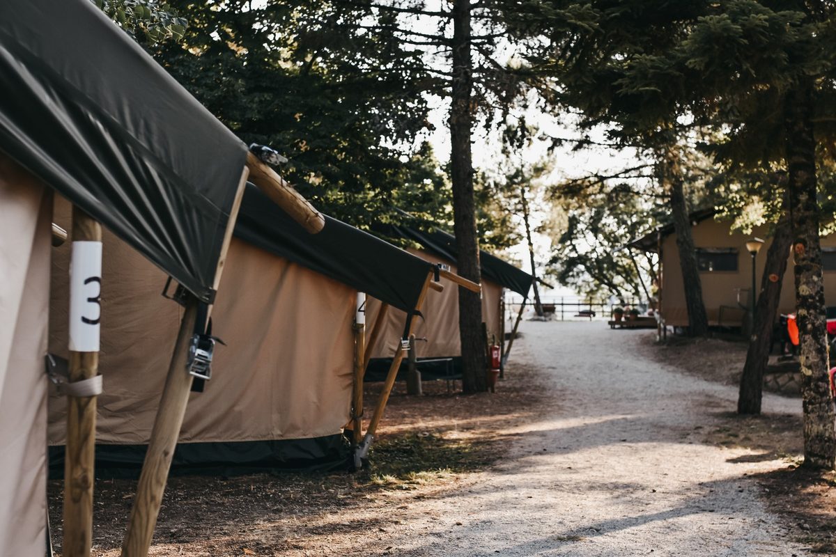 Tra le tende safari nel campeggio